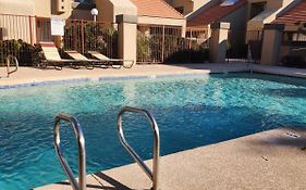 Cozy Condo Near Mcc With Pool, Bbq, Covered Parking